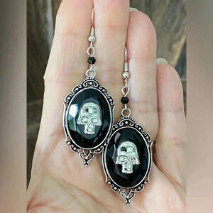Cameo Style Black & Silver Skull Gothic Halloween Earrings NEW